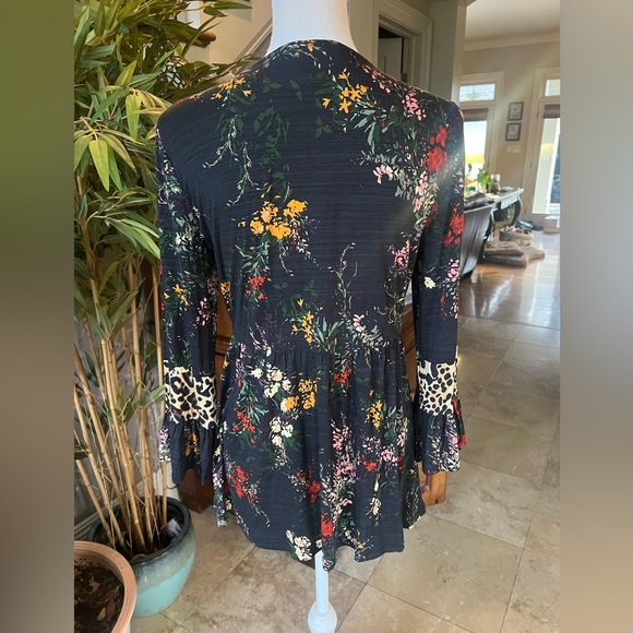 Cupio ladies, long sleeve baby doll style V-neck blouse, NWOT size medium - Picture 10 of 14